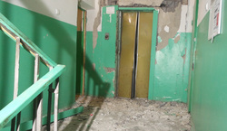 Из-за взрывной волны были частично разрушены стены подъезда, двери и лифт