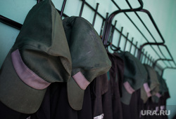 Первое сентября в кировоградской колонии для несовершеннолетних, заключенные, раздевалка, тюрьма, исправительная колония, зеки, кепка, спецодежда, уголовники, зэк, тюремная одежда, тюремная роба, зэки