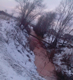 Вода в реке Молчанке стала красно-оранжевого цвета