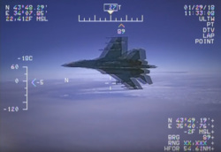 Российский Су-27 прошел рядом с американским ЕР-3, продемонстрировав вооружение