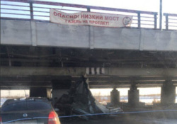 Мост предупреждает об опасности, но водители игнорируют это