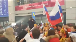 Болельщики при виде хоккеистов начали петь гимн России