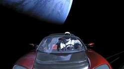 На борту ракеты находится автомобиль Tesla Roadster, за рулем — манекен астронавта