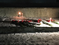 В Оренбурге люди несут цветы и свечи к памятнику Чкалова на Беловке