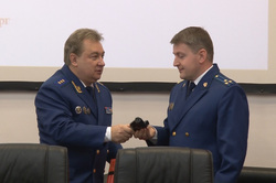 Наградное оружие ему вручил замгенпрокурора Юрий Пономарев