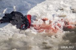 Альпинист сорвался с крыши в Салехарде, место проишествия, кровь на снегу