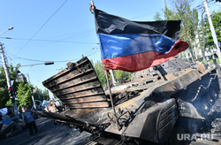 Мариуполь. Мародерство и пожар в поспешно оставленной военными воинской части. Украина, флаг донбасс, бронетехника
