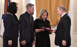 Золотую звезду погибшего Героя России из рук президента получила вдова летчика
