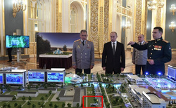 На макете разметили мини-копию агитационного плаката Путина