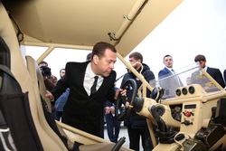Дмитрий Медведев внимательно изучил салон