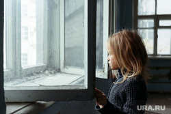 Клипарт depositphotos.com, ребенок, девочка у окна, открытое окно, окно