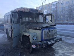 Автобус был припаркован на одной из центральных улиц Ноябрьска