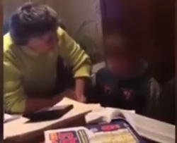 Женщина била и унижала ребенка