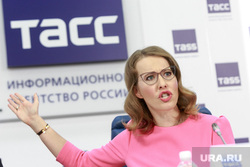 Пресс-конференция Ксении Собчак в ТАСС. Москва, собчак ксения, портрет, жест рукой, тасс