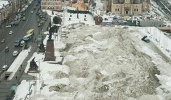 Многие жители Владивостока стали фотографироваться с грязными снежными горами