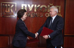 Наталья Комарова и Вагит Алекперов подписали новое соглашение — нефтяники потратят миллиард рублей на инфраструктуру в ХМАО