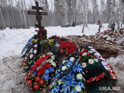 Похороны и могила бойца ЧВК Вагнера Стаса Матвеева в Асбесте, крест, венки, могила