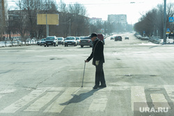 Виды Челябинска, пенсионер, пешеходный переход, пешеход, инвалид с палочкой