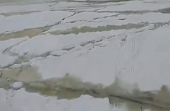 Льдины лопались под ногами рыбаков