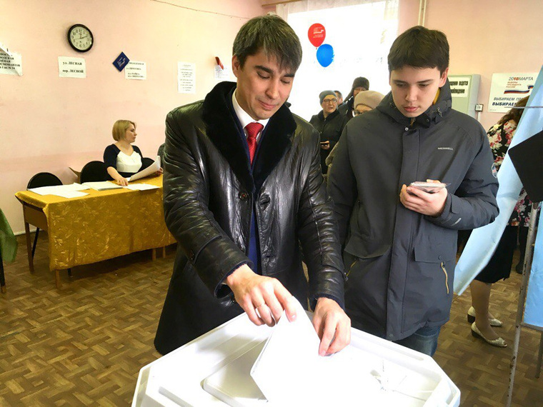 Евгений Кафеев голосовал с сыном