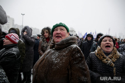 Концерт в честь годовщины воссоединения Крыма и Севастополя с Россией. Пермь, толпа, крик, бабки, пение, митинг, женщины, снегопад