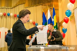 ВЫБОРЫ 2018. Голосование губернатора ХМАО Натальи Комаровой на выборах Президента России. Ханты-Мансийск, бюллетень, урна для голосования, выборы 2018, голосование, комарова наталья, избирательный участок, выборы президента
