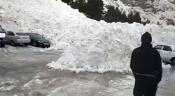 Под снежной лавиной оказалось 15 автомобилей