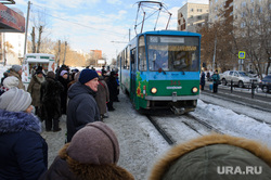 Общественный транспорт. Екатеринбург, трамвайная остановка, ожидание транспорта, толпа