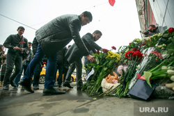 Акция памяти погибших при пожаре в Кемерове в ТЦ "Зимняя вишня". Кемеровское постпредство, Москва, траур, возложение цветов, цветы