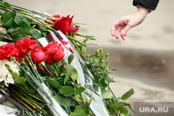 Акция памяти погибших при пожаре в Кемерове в ТЦ "Зимняя вишня". Кемеровское постпредство, Москва, розы, траур, возложение цветов, цветы, память