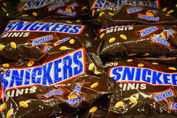 Шоколадный батончик Snickers является самым популярным десертом среди российских военных