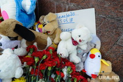 Акция памяти жертв пожара в Кемерове возле памятника Орленку на Алом поле. Челябинск, траур, гвоздики, цветы, кемерово, игрушки