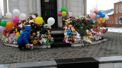 По всей России устраивают мемориалы в память о погибших в ТЦ «Зимняя вишня»