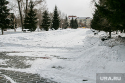 Городской сад. Курган, снег на тротуаре, городской сад, парк, нечищенная дорога
