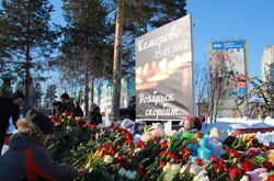 Цветы к импровизированному монументу в Ноябрьске несли три дня