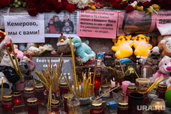 Акция памяти погибших при пожаре в Кемерове в ТЦ "Зимняя вишня". Екатеринбург, свечи, траур, кемерово