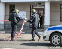 Эвакуация здания Управы Замоскворецкого района в связи с угрозой о заложенной бомбе. Москва, полицейский автомобиль, управа замоскворецкого района, полицейское оцепление