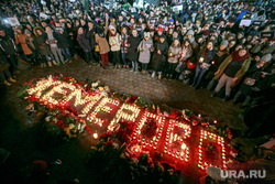 Акция памяти погибших при пожаре в Кемерове в ТЦ "Зимняя вишня". Тверская улица, Москва, акция памяти, свечи, кемерово, толпа