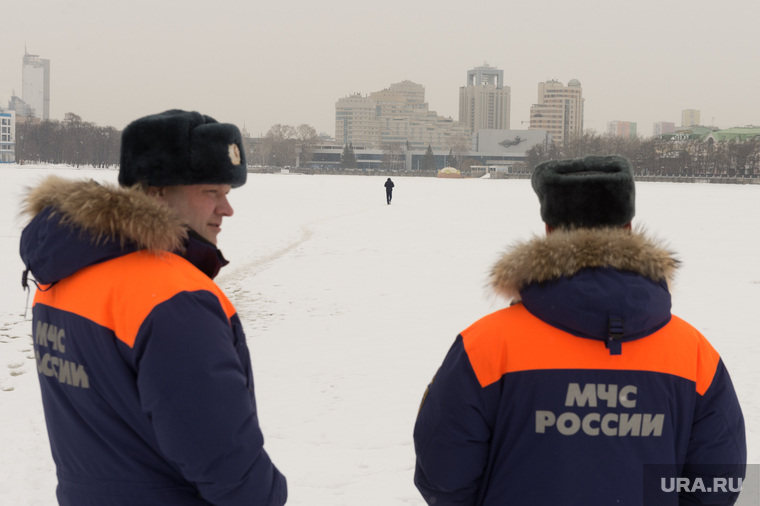 Сотрудники МЧС наблюдают за людьми, переходящими Исеть по льду. Екатеринбург, лед, ккт космос, река исеть, мчс, человек на льду