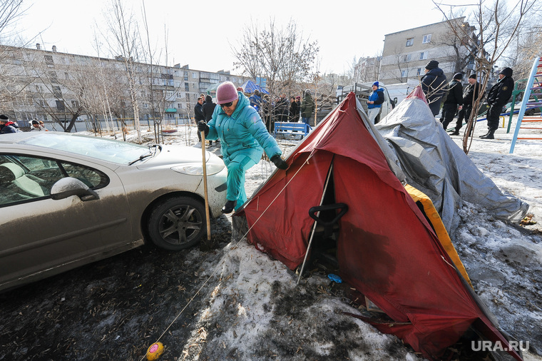 Противостояние жителей дома на Каслинской 17, защищающих детскую площадку, и застройщика. Челябинск, дворник, палатка