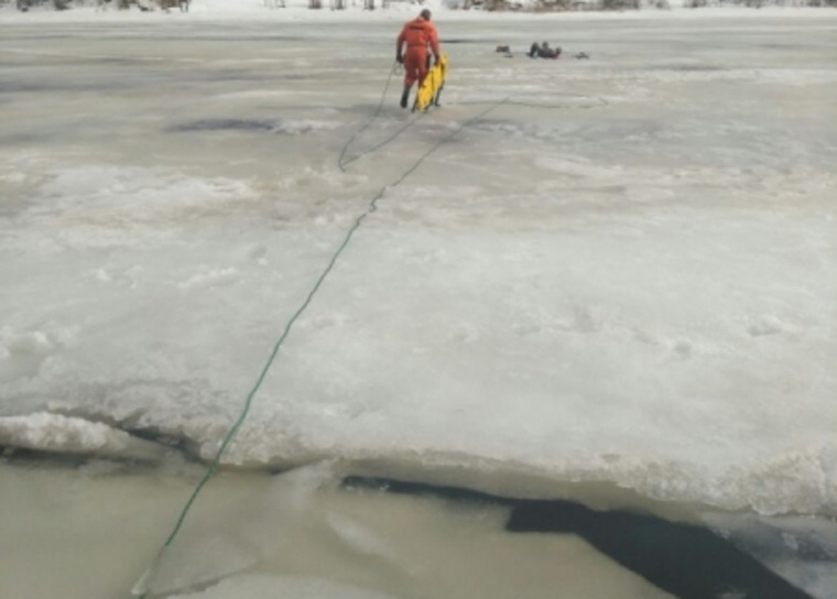 Возле берега лед уже растаял