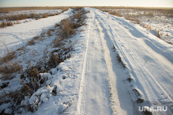 Егерь охотничьего хозяйства "Коклан" Ихтиандр Шарипов и дорога через камыши. Челябинская область, зимняя дорога