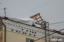 Город в снегу. Курган, снег на крыше