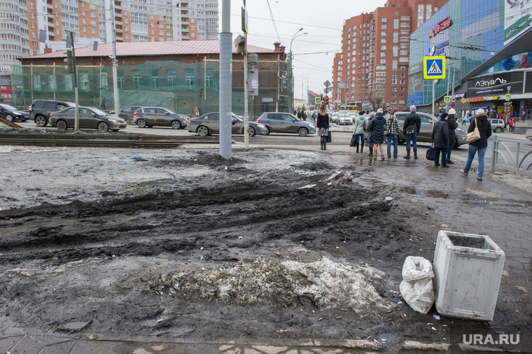 Состояние дорог Екатеринбурга, газон, колея, грязь на тротуаре