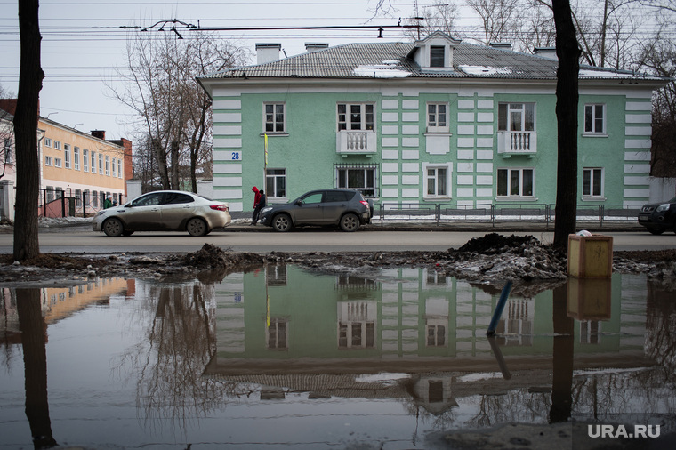 Состояние дорог Екатеринбурга, тротуар, лужа, пешеходная зона, слякоть, тротуар в воде, улица краснофлотцев