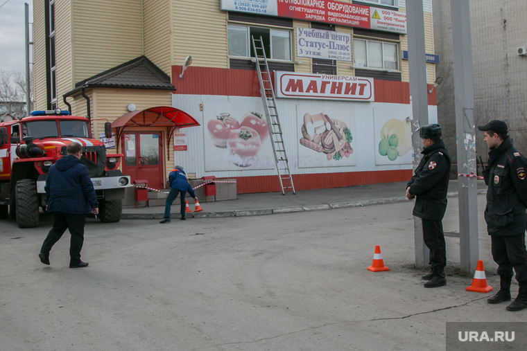 Обрушение в супермаркете Магнит. Курган, пожарная машина, супермаркет магнит, черезвычайное проишествие, улица бурова-петрова77