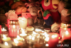 Акция памяти погибших при пожаре в Кемерове в ТЦ "Зимняя вишня".  Пермь. , ребенок, будда, акция памяти, свечи, трагедия, детские игрушки, статуэтка, траур, игрушка, попугай кеша