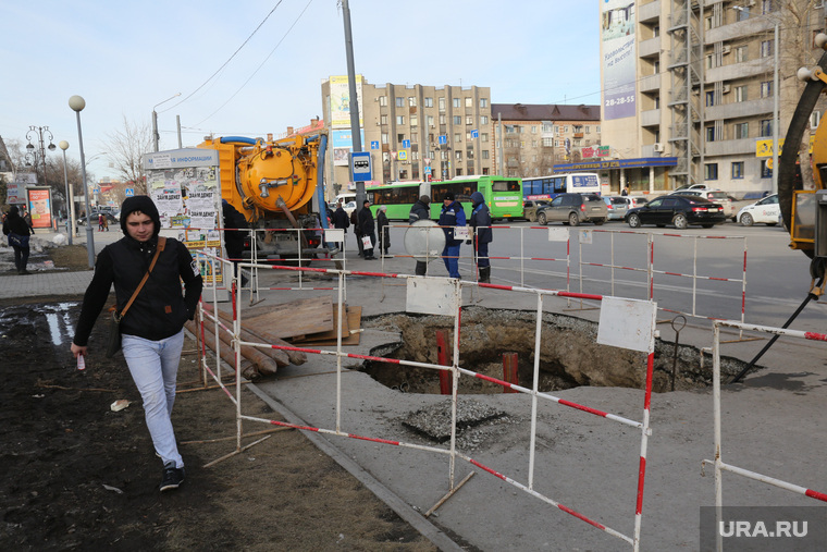 Обрушение асфальта на остановке "Площадь памяти". Тюмень, пешеход, ремонтные работы, дыра в асфальте