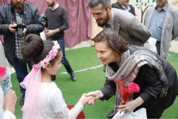 Наталья Комарова вручила школьные принадлежности сирийским детям