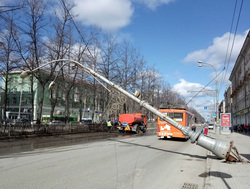 Троллейбус от удара спасли электропровода